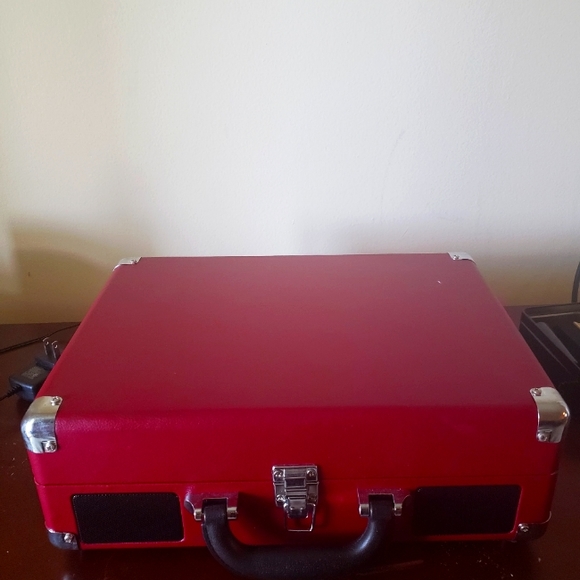 New barely use Retro style Vinyl player and cleaning kit - Picture 4 of 4